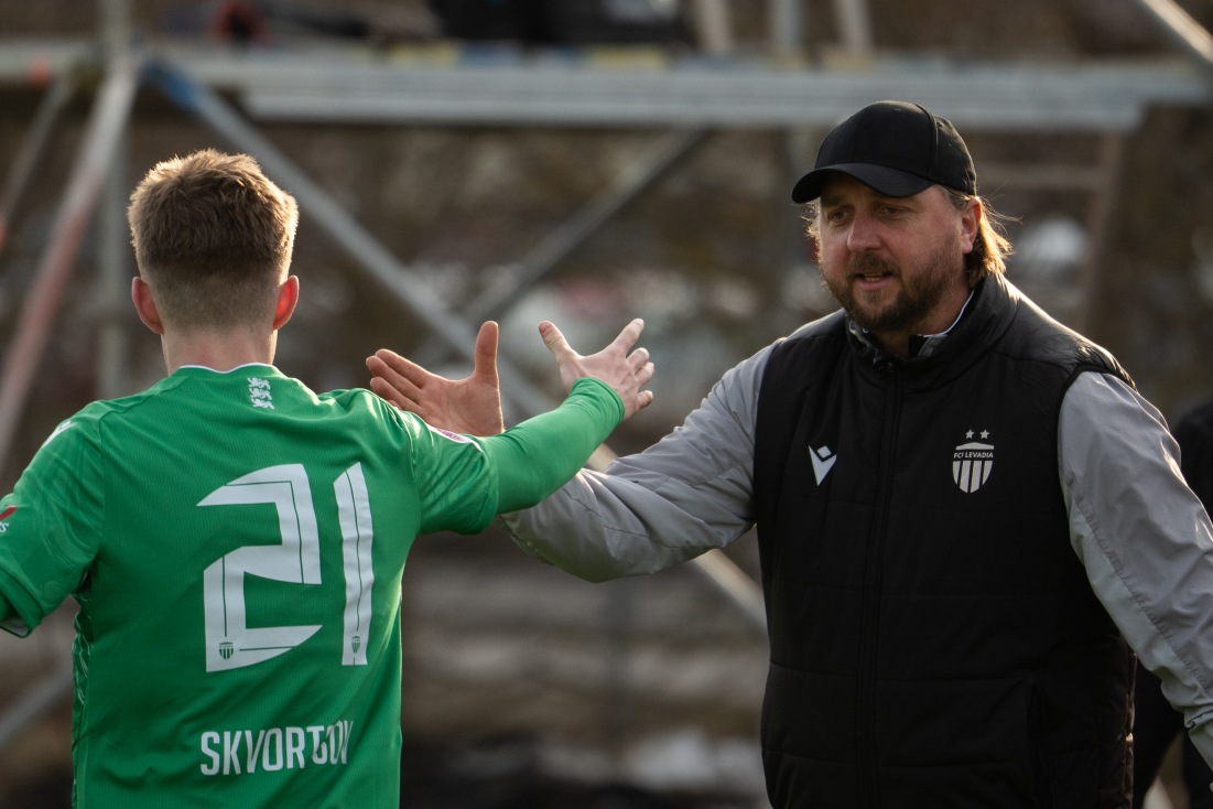 Maksimilian Skvortsov on t&auml;navu Vjat&scaron;eslav Zahovaiko k&auml;e all &uuml;ks Levadia p&otilde;hitegijatest. Foto: Ants Stern