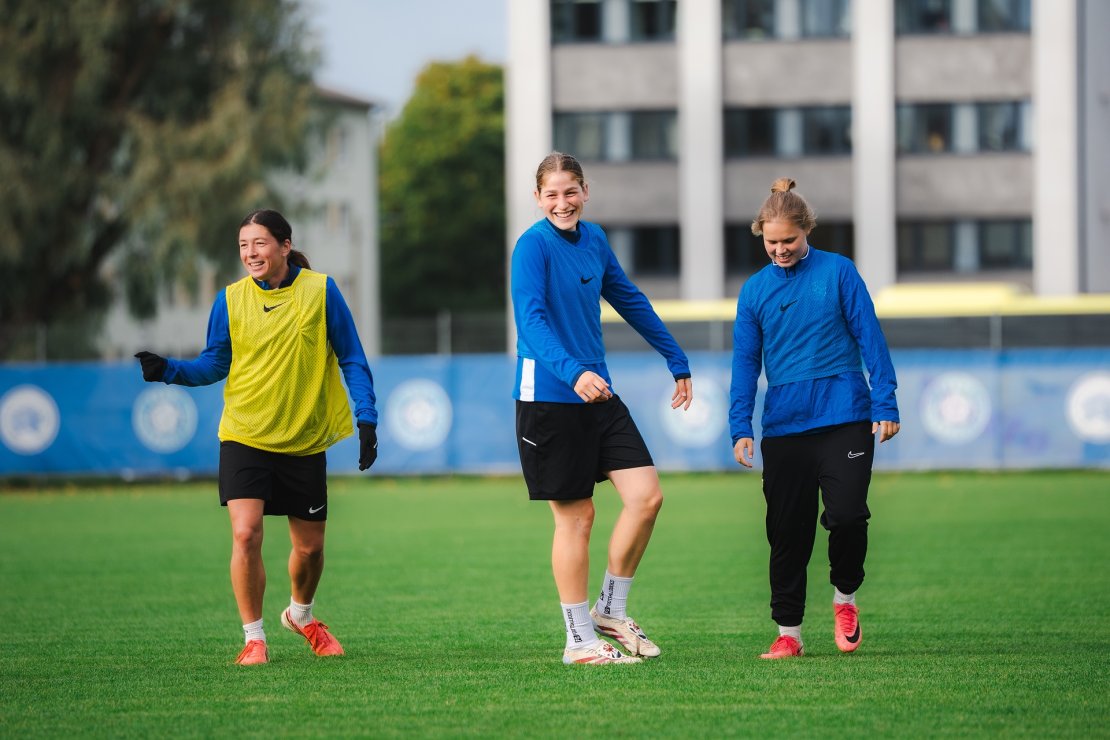 N&auml;is, kas Komarovski teeb mitteametliku deb&uuml;&uuml;di! Foto: Liisi Troska / jalgpall.ee
