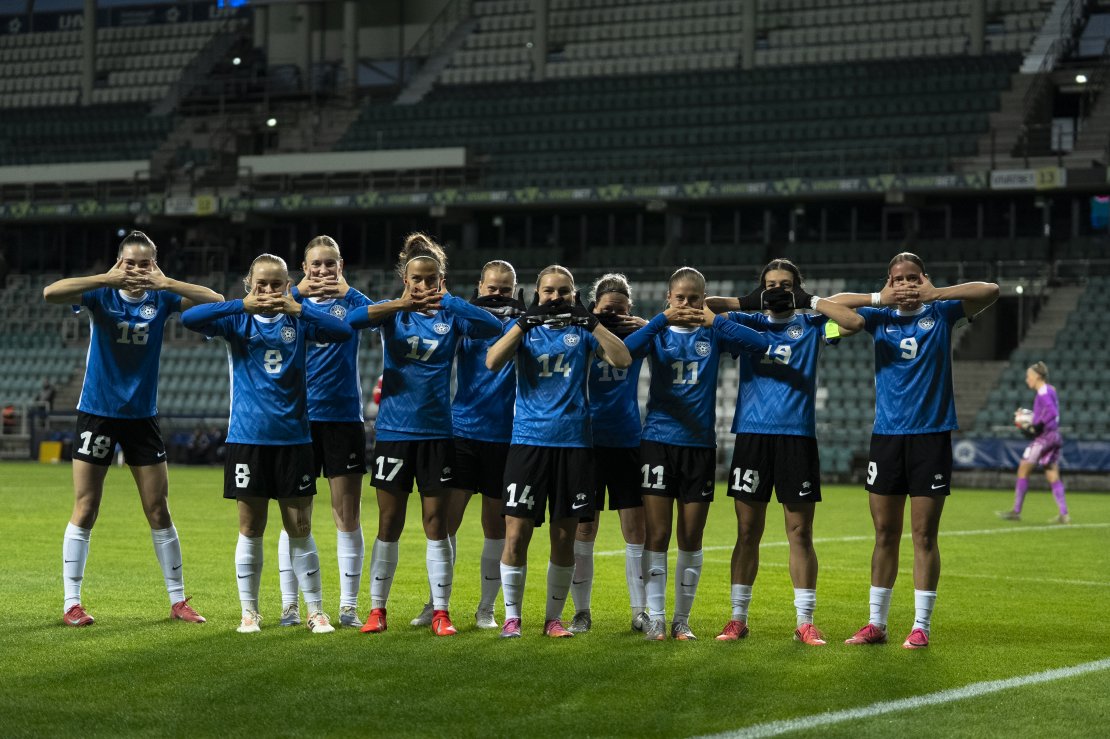 Koondise v&auml;ljakum&auml;ngijad t&auml;histasid Katrin Kirpu avav&auml;ravat &uuml;heskoos. Foto: Alissa Kut&scaron;umova