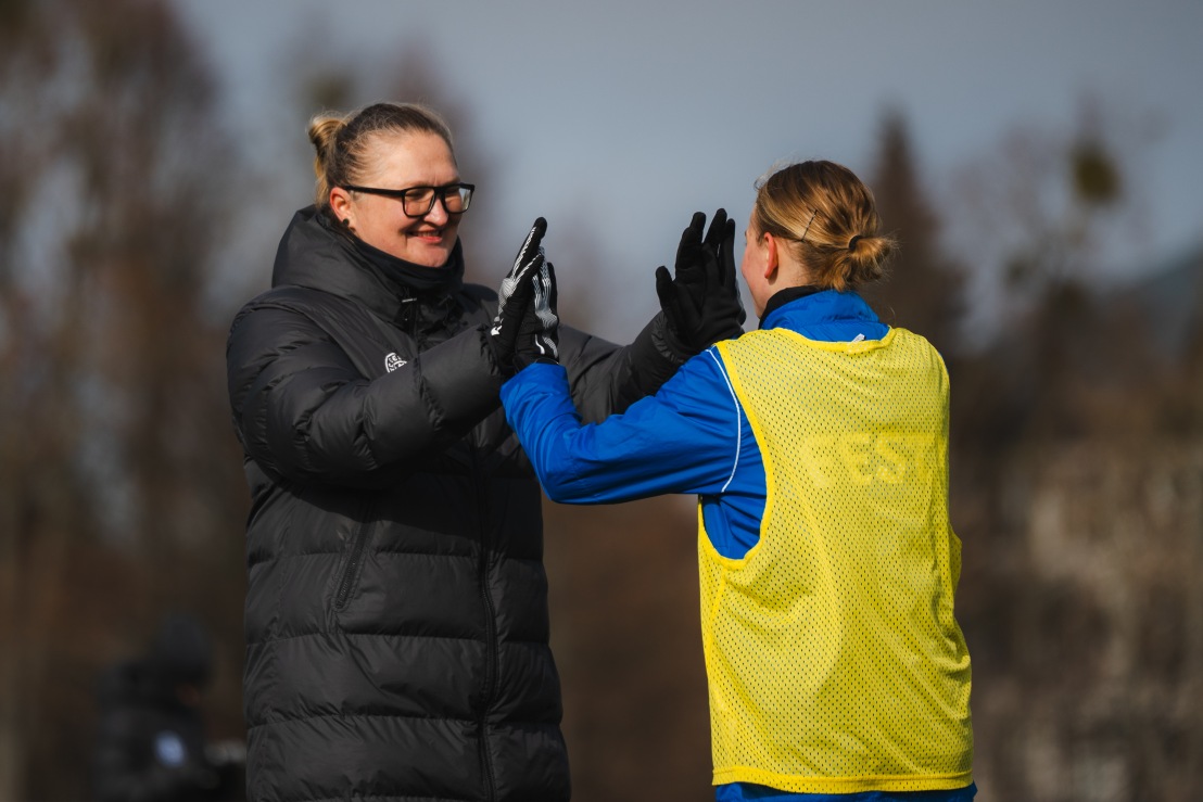 Eesti naiste koondis on Aleksandra &Scaron;evoldajeva s&otilde;nul l&auml;inud samm-sammult paremaks. Foto: Liisi Troska / jalgpall.ee