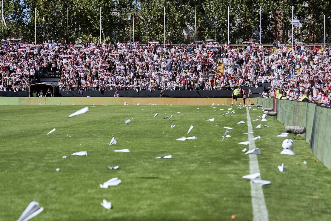 Paberlennukid ja möll tribüünidel: Hispaania kõrgliiga mäng tuli pooleli jätta