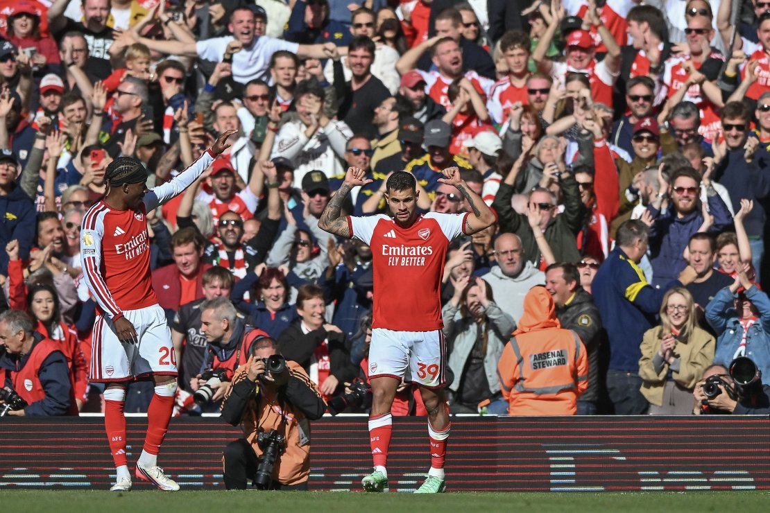 Harukordselt inglasliku koosseisuga Arsenal päästis kaotusseisust võidu