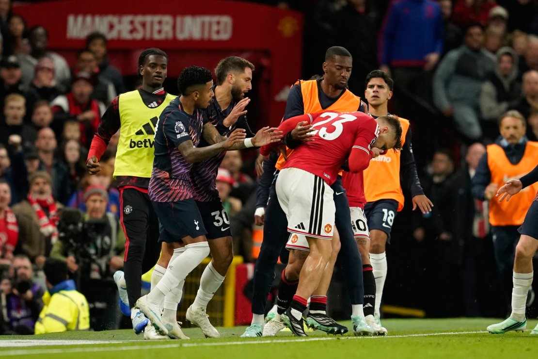 Mitu võimalust raisanud ja rumala punase kaardi korjanud Spurs võitles Old Traffordil punkti välja