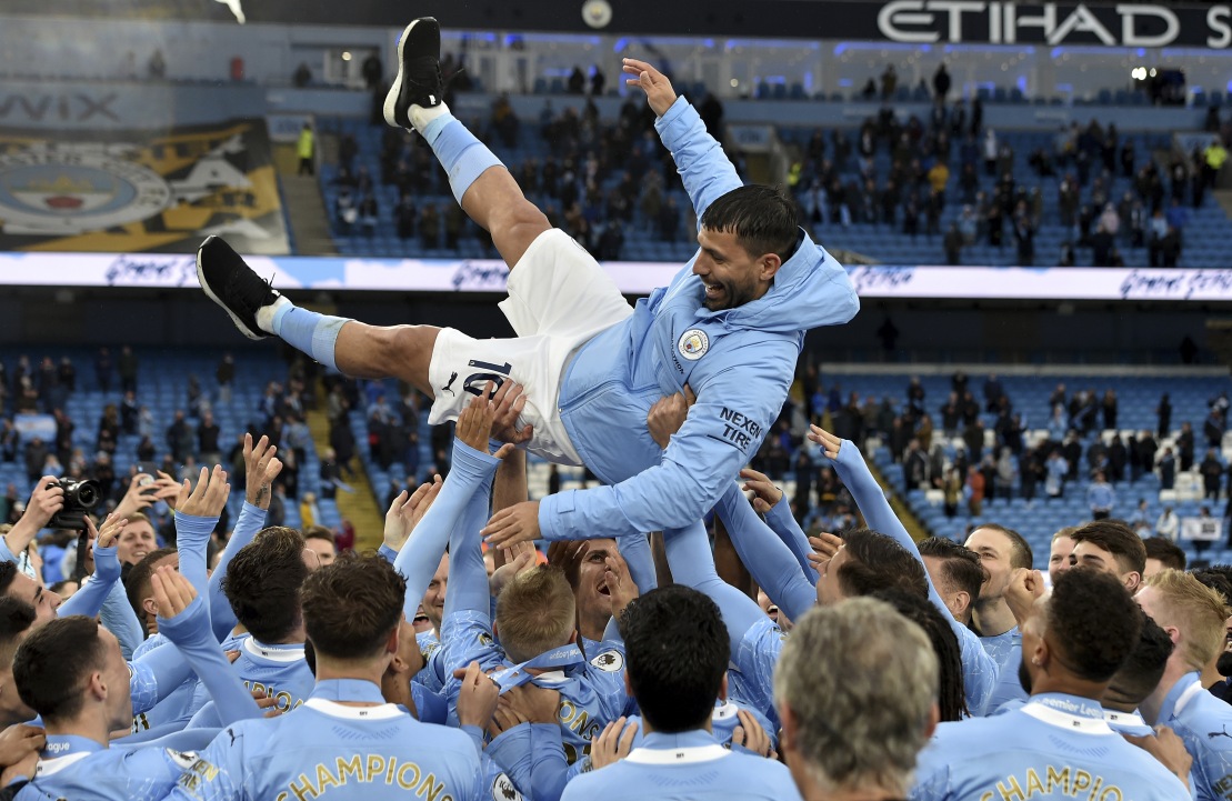 Sergio Ag&uuml;ero kerkis City s&uuml;mboliks. Foto: Scanpix / Peter Powell / AP