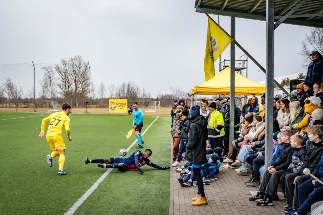Kuressaare kunstmuruväljak läbib uuenduskuuri