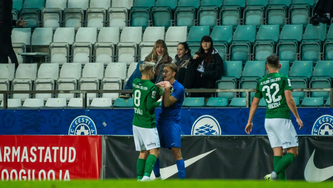 32/36 | Jalgpall muutus tüdrukute silme all sülevõitluseks
