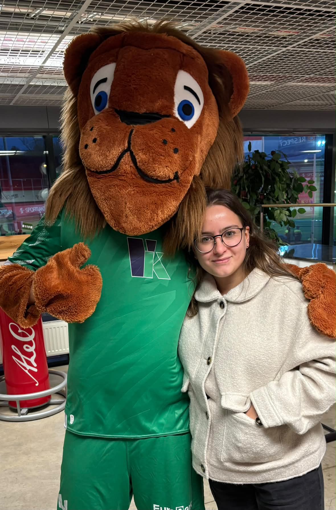 Nina koos Levadia maskotiga. Foto: erakogu