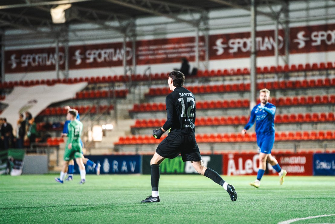 Kristofer Sahtel sai Levadia vastu kirja v&auml;ravas&ouml;&ouml;du. Foto: Liisi Troska / jalgpall.ee